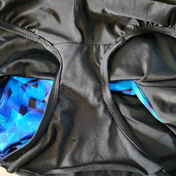 EUC flatering and Stretchy One Piece Swimsuit - Picture 2 of 9